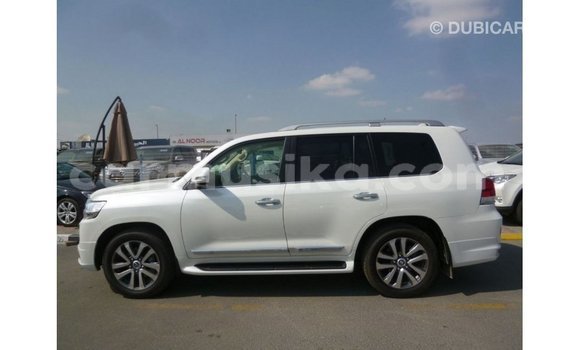 Tenga Imported Toyota Land Cruiser Chena Mota in Import - Dubai in Harare Tenga Imported Toyota Land Cruiser Chena Mota in Import - Dubai in Harare