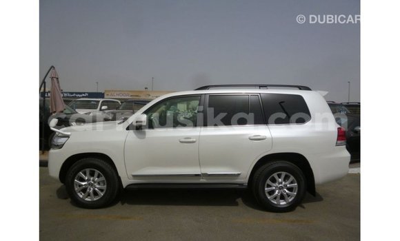 Nunua Imported Toyota Land Cruiser Nyeupe Gari ndani ya Import - Dubai nchini Harare Nunua Imported Toyota Land Cruiser Nyeupe Gari ndani ya Import - Dubai nchini Harare
