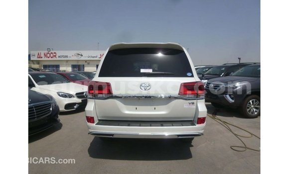 Tenga Imported Toyota Land Cruiser Chena Mota in Import - Dubai in Harare Tenga Imported Toyota Land Cruiser Chena Mota in Import - Dubai in Harare