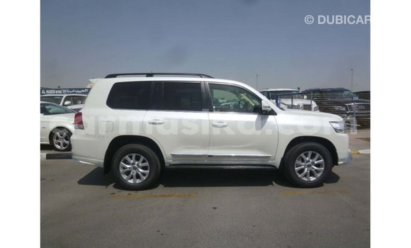 Tenga Imported Toyota Land Cruiser Chena Mota in Import - Dubai in Harare Tenga Imported Toyota Land Cruiser Chena Mota in Import - Dubai in Harare