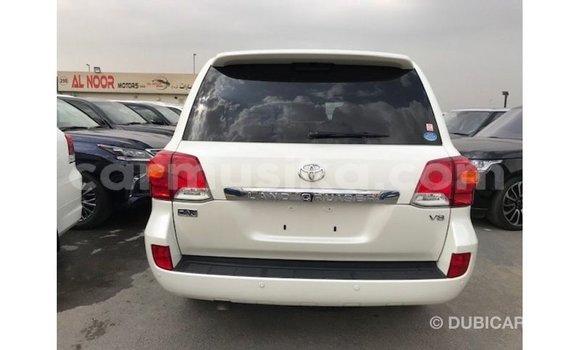 Nunua Imported Toyota Land Cruiser Nyeupe Gari ndani ya Import - Dubai nchini Harare Nunua Imported Toyota Land Cruiser Nyeupe Gari ndani ya Import - Dubai nchini Harare