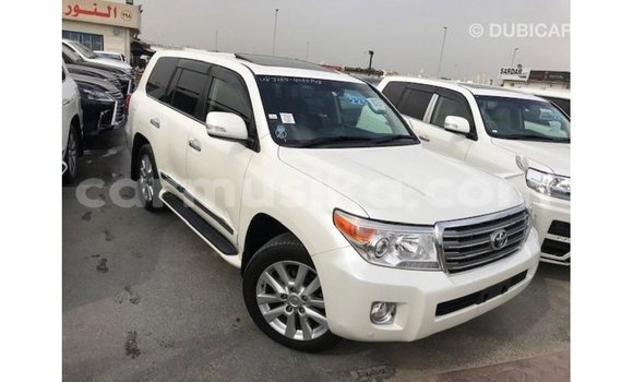 Nunua Imported Toyota Land Cruiser Nyeupe Gari ndani ya Import - Dubai nchini Harare Nunua Imported Toyota Land Cruiser Nyeupe Gari ndani ya Import - Dubai nchini Harare