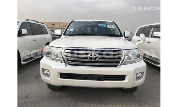 Nunua Imported Toyota Land Cruiser Nyeupe Gari ndani ya Import - Dubai nchini Harare Nunua Imported Toyota Land Cruiser Nyeupe Gari ndani ya Import - Dubai nchini Harare