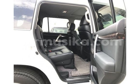 Nunua Imported Toyota Land Cruiser Nyeupe Gari ndani ya Import - Dubai nchini Harare Nunua Imported Toyota Land Cruiser Nyeupe Gari ndani ya Import - Dubai nchini Harare