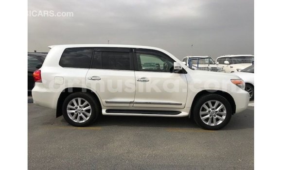 Nunua Imported Toyota Land Cruiser Nyeupe Gari ndani ya Import - Dubai nchini Harare Nunua Imported Toyota Land Cruiser Nyeupe Gari ndani ya Import - Dubai nchini Harare