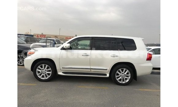 Nunua Imported Toyota Land Cruiser Nyeupe Gari ndani ya Import - Dubai nchini Harare Nunua Imported Toyota Land Cruiser Nyeupe Gari ndani ya Import - Dubai nchini Harare