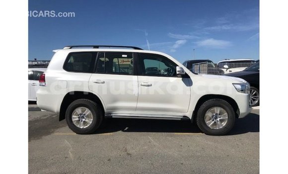Tenga Imported Toyota Land Cruiser Chena Mota in Import - Dubai in Harare Tenga Imported Toyota Land Cruiser Chena Mota in Import - Dubai in Harare