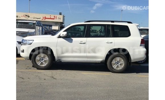 Tenga Imported Toyota Land Cruiser Chena Mota in Import - Dubai in Harare Tenga Imported Toyota Land Cruiser Chena Mota in Import - Dubai in Harare