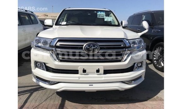 Tenga Imported Toyota Land Cruiser Chena Mota in Import - Dubai in Harare Tenga Imported Toyota Land Cruiser Chena Mota in Import - Dubai in Harare