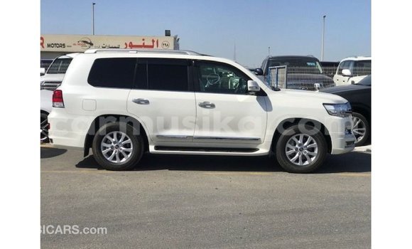 Tenga Imported Toyota Land Cruiser Chena Mota in Import - Dubai in Harare Tenga Imported Toyota Land Cruiser Chena Mota in Import - Dubai in Harare