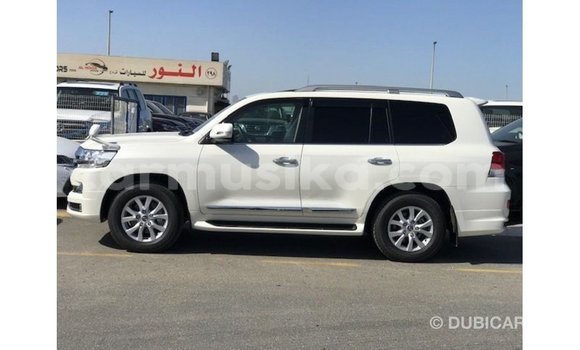 Tenga Imported Toyota Land Cruiser Chena Mota in Import - Dubai in Harare Tenga Imported Toyota Land Cruiser Chena Mota in Import - Dubai in Harare