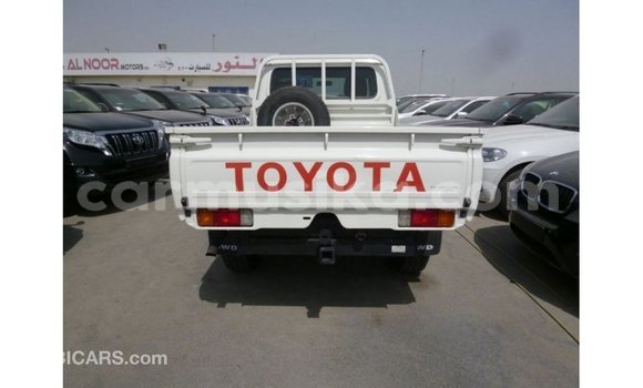 Nunua Imported Toyota Land Cruiser Nyeupe Gari ndani ya Import - Dubai nchini Harare Nunua Imported Toyota Land Cruiser Nyeupe Gari ndani ya Import - Dubai nchini Harare