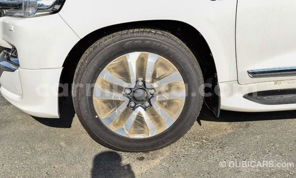 Tenga Imported Toyota Land Cruiser Chena Mota in Import - Dubai in Harare Tenga Imported Toyota Land Cruiser Chena Mota in Import - Dubai in Harare