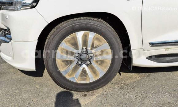 Tenga Imported Toyota Land Cruiser Chena Mota in Import - Dubai in Harare Tenga Imported Toyota Land Cruiser Chena Mota in Import - Dubai in Harare