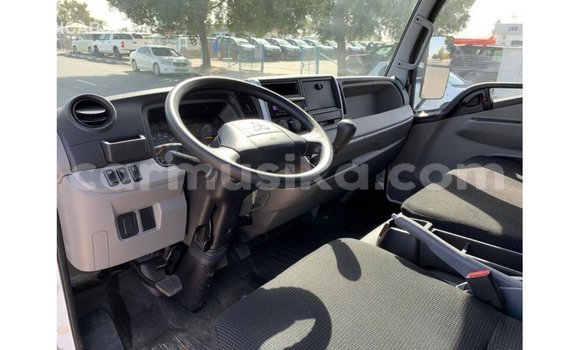 Acheter Import Utilitaire Mitsubishi Canter Blanc à Import - Dubai, Harare Acheter Import Utilitaire Mitsubishi Canter Blanc à Import - Dubai, Harare