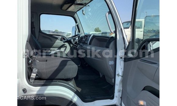 Acheter Import Utilitaire Mitsubishi Canter Blanc à Import - Dubai, Harare Acheter Import Utilitaire Mitsubishi Canter Blanc à Import - Dubai, Harare