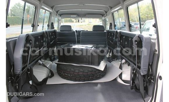 Acheter Import Voiture Toyota Land Cruiser Blanc à Import - Dubai, Harare Acheter Import Voiture Toyota Land Cruiser Blanc à Import - Dubai, Harare