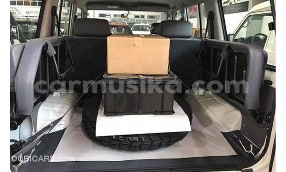 Acheter Import Voiture Toyota Land Cruiser Blanc à Import - Dubai, Harare Acheter Import Voiture Toyota Land Cruiser Blanc à Import - Dubai, Harare