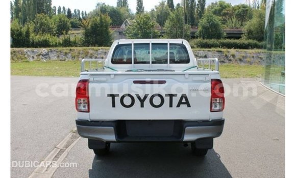 Acheter Import Voiture Toyota Hilux Blanc à Import - Dubai, Harare Acheter Import Voiture Toyota Hilux Blanc à Import - Dubai, Harare