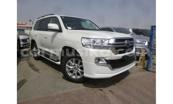 Nunua Imported Toyota Land Cruiser Nyeupe Gari ndani ya Import - Dubai nchini Harare Nunua Imported Toyota Land Cruiser Nyeupe Gari ndani ya Import - Dubai nchini Harare