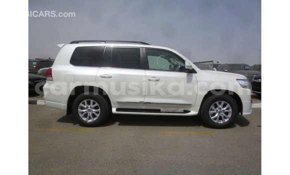 Nunua Imported Toyota Land Cruiser Nyeupe Gari ndani ya Import - Dubai nchini Harare Nunua Imported Toyota Land Cruiser Nyeupe Gari ndani ya Import - Dubai nchini Harare