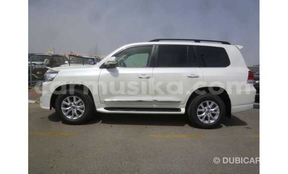 Nunua Imported Toyota Land Cruiser Nyeupe Gari ndani ya Import - Dubai nchini Harare Nunua Imported Toyota Land Cruiser Nyeupe Gari ndani ya Import - Dubai nchini Harare