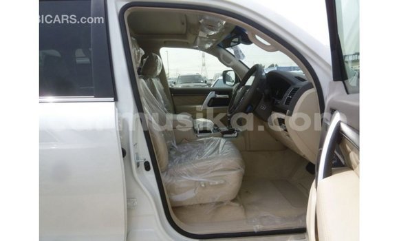 Nunua Imported Toyota Land Cruiser Nyeupe Gari ndani ya Import - Dubai nchini Harare Nunua Imported Toyota Land Cruiser Nyeupe Gari ndani ya Import - Dubai nchini Harare