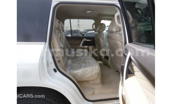 Nunua Imported Toyota Land Cruiser Nyeupe Gari ndani ya Import - Dubai nchini Harare Nunua Imported Toyota Land Cruiser Nyeupe Gari ndani ya Import - Dubai nchini Harare