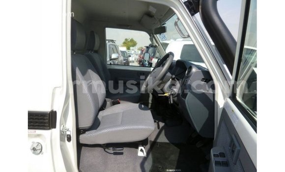 Nunua Imported Toyota Land Cruiser Nyeupe Gari ndani ya Import - Dubai nchini Harare Nunua Imported Toyota Land Cruiser Nyeupe Gari ndani ya Import - Dubai nchini Harare