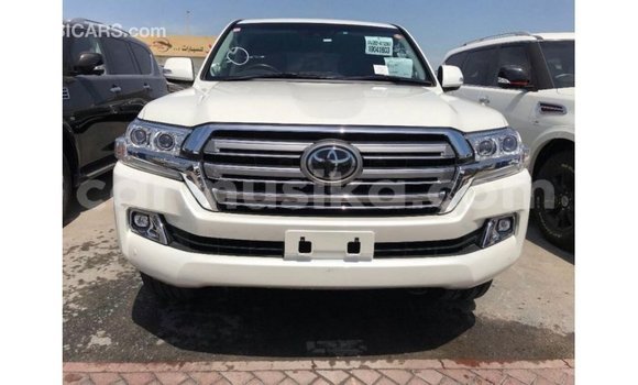 Tenga Imported Toyota Land Cruiser Chena Mota in Import - Dubai in Harare Tenga Imported Toyota Land Cruiser Chena Mota in Import - Dubai in Harare