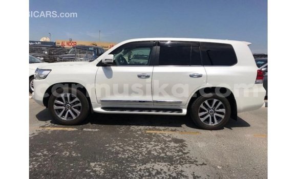 Tenga Imported Toyota Land Cruiser Chena Mota in Import - Dubai in Harare Tenga Imported Toyota Land Cruiser Chena Mota in Import - Dubai in Harare