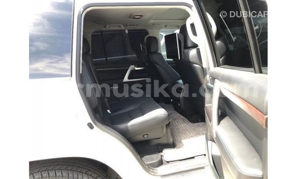 Tenga Imported Toyota Land Cruiser Chena Mota in Import - Dubai in Harare Tenga Imported Toyota Land Cruiser Chena Mota in Import - Dubai in Harare