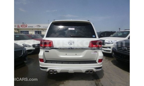 Tenga Imported Toyota Land Cruiser Chena Mota in Import - Dubai in Harare Tenga Imported Toyota Land Cruiser Chena Mota in Import - Dubai in Harare