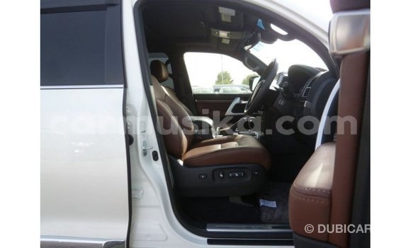 Acheter Import Voiture Toyota Land Cruiser Blanc à Import - Dubai, Harare Acheter Import Voiture Toyota Land Cruiser Blanc à Import - Dubai, Harare
