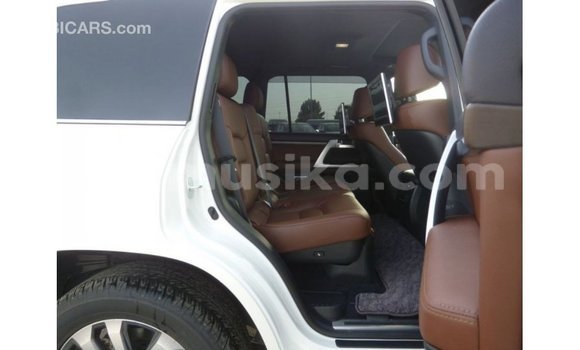 Acheter Import Voiture Toyota Land Cruiser Blanc à Import - Dubai, Harare Acheter Import Voiture Toyota Land Cruiser Blanc à Import - Dubai, Harare