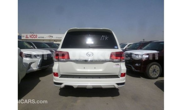 Tenga Imported Toyota Land Cruiser Chena Mota in Import - Dubai in Harare Tenga Imported Toyota Land Cruiser Chena Mota in Import - Dubai in Harare