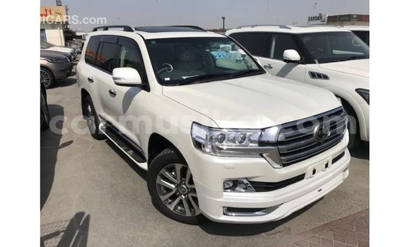 Nunua Imported Toyota Land Cruiser Nyeupe Gari ndani ya Import - Dubai nchini Harare Nunua Imported Toyota Land Cruiser Nyeupe Gari ndani ya Import - Dubai nchini Harare