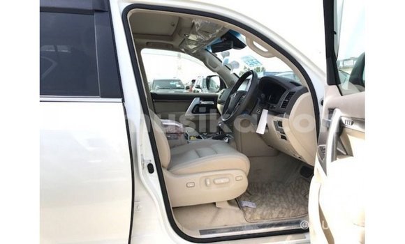 Nunua Imported Toyota Land Cruiser Nyeupe Gari ndani ya Import - Dubai nchini Harare Nunua Imported Toyota Land Cruiser Nyeupe Gari ndani ya Import - Dubai nchini Harare