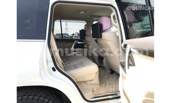 Nunua Imported Toyota Land Cruiser Nyeupe Gari ndani ya Import - Dubai nchini Harare Nunua Imported Toyota Land Cruiser Nyeupe Gari ndani ya Import - Dubai nchini Harare