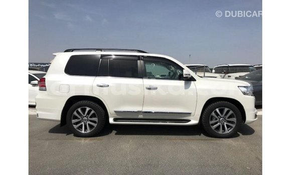 Nunua Imported Toyota Land Cruiser Nyeupe Gari ndani ya Import - Dubai nchini Harare Nunua Imported Toyota Land Cruiser Nyeupe Gari ndani ya Import - Dubai nchini Harare