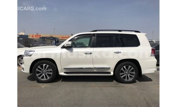 Nunua Imported Toyota Land Cruiser Nyeupe Gari ndani ya Import - Dubai nchini Harare Nunua Imported Toyota Land Cruiser Nyeupe Gari ndani ya Import - Dubai nchini Harare