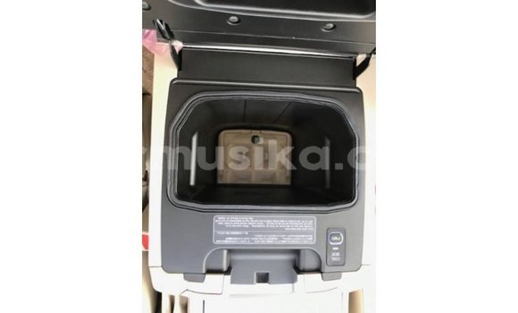 Nunua Imported Toyota Land Cruiser Nyeupe Gari ndani ya Import - Dubai nchini Harare Nunua Imported Toyota Land Cruiser Nyeupe Gari ndani ya Import - Dubai nchini Harare