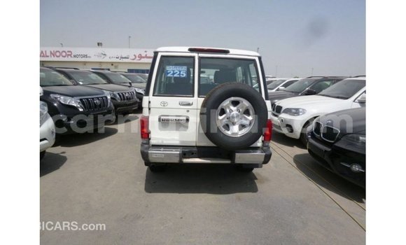Nunua Imported Toyota Land Cruiser Nyeupe Gari ndani ya Import - Dubai nchini Harare Nunua Imported Toyota Land Cruiser Nyeupe Gari ndani ya Import - Dubai nchini Harare