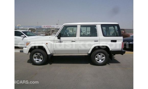 Nunua Imported Toyota Land Cruiser Nyeupe Gari ndani ya Import - Dubai nchini Harare Nunua Imported Toyota Land Cruiser Nyeupe Gari ndani ya Import - Dubai nchini Harare