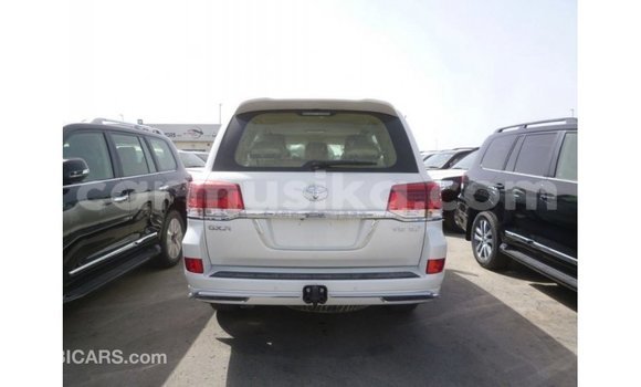 Tenga Imported Toyota Land Cruiser Chena Mota in Import - Dubai in Harare Tenga Imported Toyota Land Cruiser Chena Mota in Import - Dubai in Harare