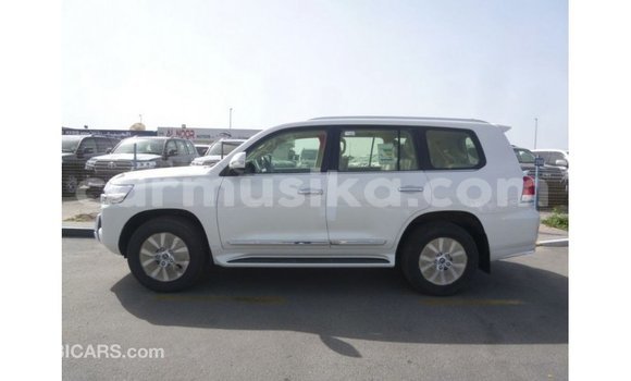 Tenga Imported Toyota Land Cruiser Chena Mota in Import - Dubai in Harare Tenga Imported Toyota Land Cruiser Chena Mota in Import - Dubai in Harare