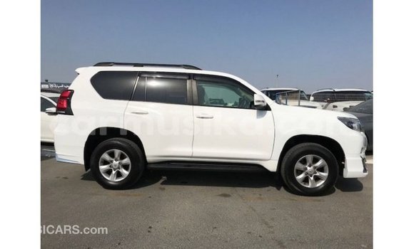 Acheter Import Voiture Toyota Prado Blanc à Import - Dubai, Harare Acheter Import Voiture Toyota Prado Blanc à Import - Dubai, Harare