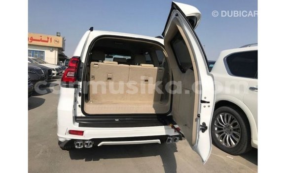 Acheter Import Voiture Toyota Prado Blanc à Import - Dubai, Harare Acheter Import Voiture Toyota Prado Blanc à Import - Dubai, Harare