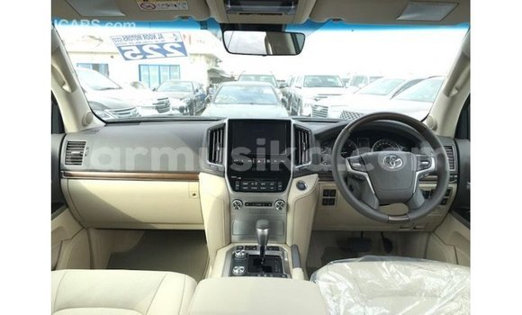 Nunua Imported Toyota Land Cruiser Nyeupe Gari ndani ya Import - Dubai nchini Harare Nunua Imported Toyota Land Cruiser Nyeupe Gari ndani ya Import - Dubai nchini Harare