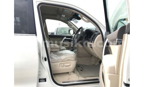 Nunua Imported Toyota Land Cruiser Nyeupe Gari ndani ya Import - Dubai nchini Harare Nunua Imported Toyota Land Cruiser Nyeupe Gari ndani ya Import - Dubai nchini Harare